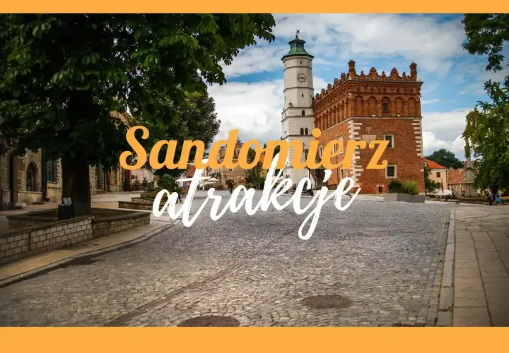 Urokliwy rynek w Sandomierzu, idealny punkt startowy na sandomierz trasę po zabytkach. Widoczny ratusz i kamienice.