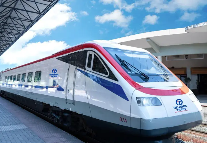 Nowoczesny pociąg Hellenic Train na peronie w Salonikach, gotowy do podróży.