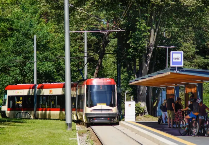 Tramwaj linii 9 czeka na pasażerów, którzy chcą dowiedzieć się, jak dojechać z dworca w Gdańsku na plażę.