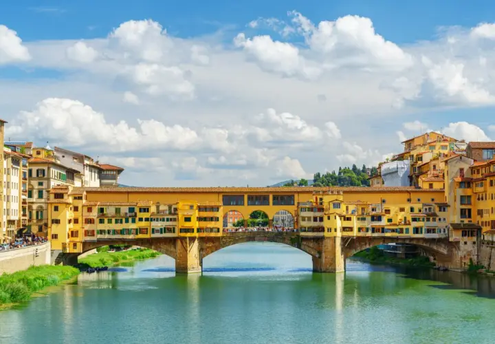 Most słynnego Ponte Vecchio we Florencji, idealny cel podróży, gdy zastanawiasz się, jak dojechać z Bolonii do Florencji.