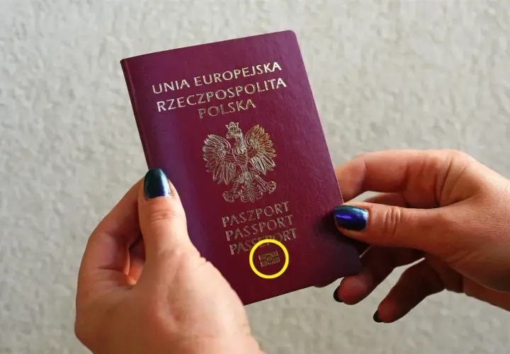Polski paszport z godłem orła, gotowy na podróż do Norwegii na dowód.