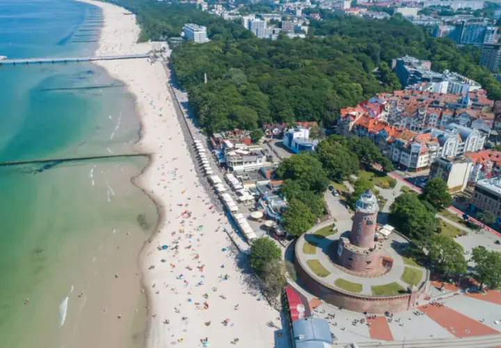 Gdzie pociągiem nad morze? Stacje tuż przy plaży!