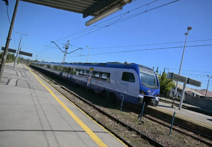 Pociąg Intercity Stadler czeka na pasażerów na stacji. Może właśnie jedzie z Warszawy do Kielc, a może z Kielc do Warszawy.