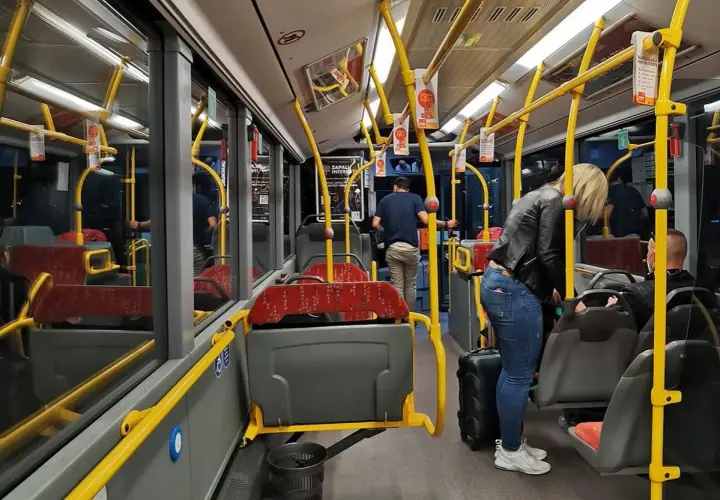 Wnętrze autobusu w Zadarze. Pasażerowie z bagażami korzystają z zadarskiej komunikacji miejskiej.