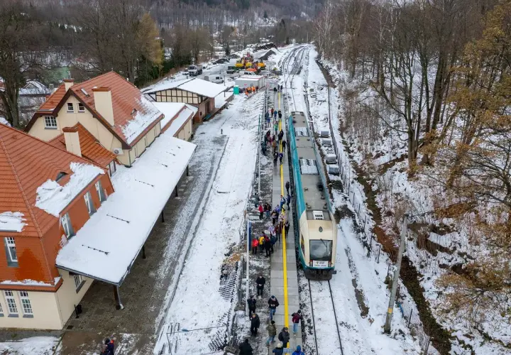 Zimowa stacja PKP w Świeradowie-Zdroju. Pociąg czeka na pasażerów, którzy chcą dojechać do tego uzdrowiska.