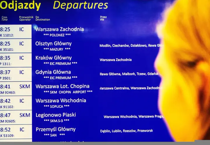 Tablica odjazdów PKP: Warszawa Zachodnia, Olsztyn, Kraków, Gdynia, Warszawa Lot. Chopina, Warszawa Wschodnia, Legionowo Piaski, Przemyśl Główny. Kiedy zmiana rozkładu jazdy PKP, warto sprawdzić te połączenia.