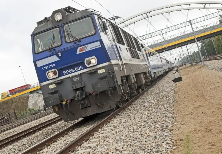 Niebieski pociąg Intercity EP09-005 rusza w podróż z Katowic nad morze.