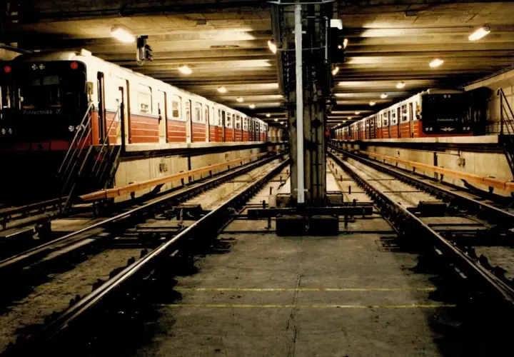 Dwie linie pociągów metra M1 stoją na stacji.