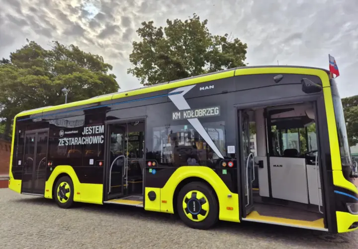 Nowy autobus MAN z napisem "KM KOŁOBRZEG" i "JESTEM ZE STARACHOWIC". Sprawdź sarbinowo kołobrzeg rozkład jazdy.