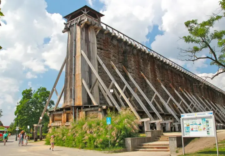 Drewniana tężnia solankowa, symbol uzdrowiska, stanowi malowniczą część trasy w Ciechocinku.