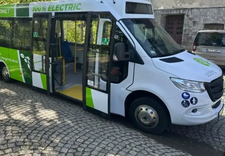 Nowy, elektryczny bus Automet ułatwia morskie oko transport. Przyjazny dla środowiska i dostępny dla wszystkich.