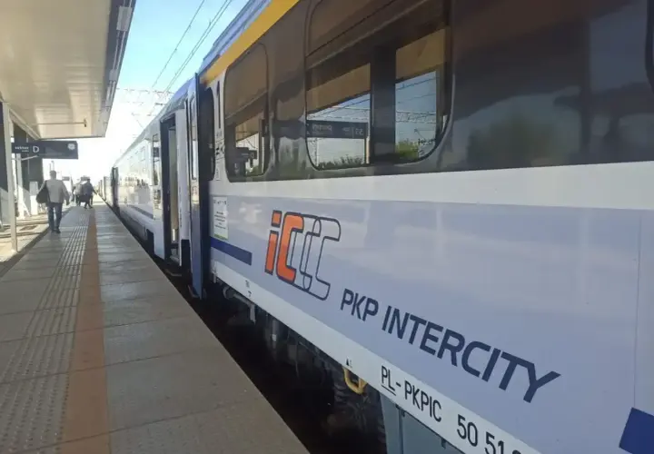 Pociąg PKP Intercity na peronie, gotowy do podróży z Torunia do Gdańska.
