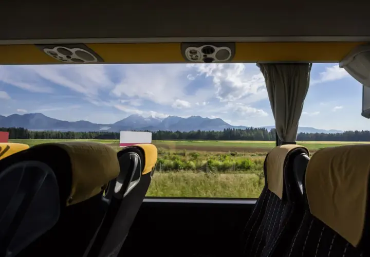 Widok z okna autobusu ze Słowenii na góry i pola.