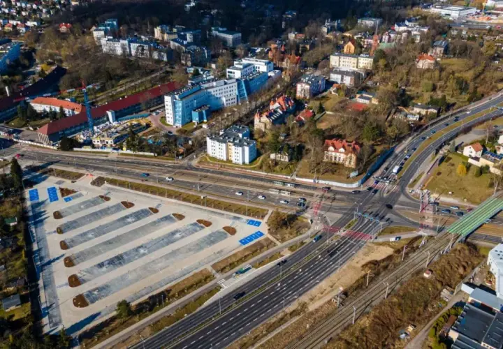 Szczecin: jak dojechać z dworca PKP do szpitala na Arkońskiej? Widok z lotu ptaka na skrzyżowanie, parking i budynki szpitalne.