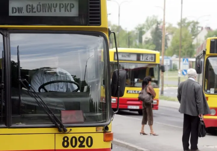 Nowy rozkład jazdy autobusów. Kierowca autobusu linii 8020 czeka na pasażerów. W tle autobus 126.