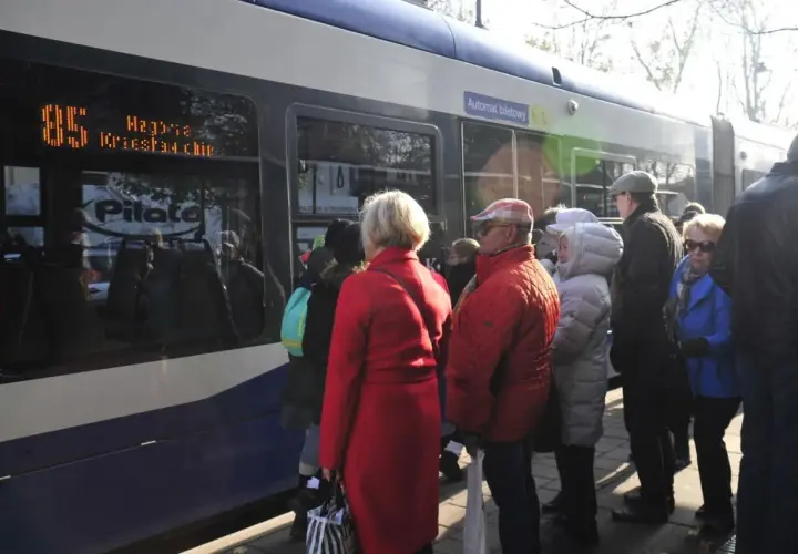 Ludzie czekają na tramwaj linii 85, który dojeżdża do Cmentarza Rakowickiego. MPK w Krakowie.