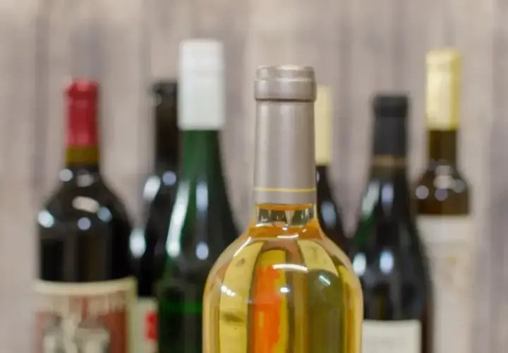 Butelki wina, być może przygotowane na podróż do Norwegii, gdzie obowiązuje limit alkoholu.