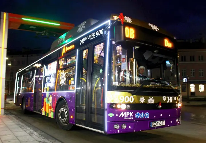 Autobus MPK Rzeszów z ozdobami świątecznymi, numer 900, z kierowcą w czapce Mikołaja.