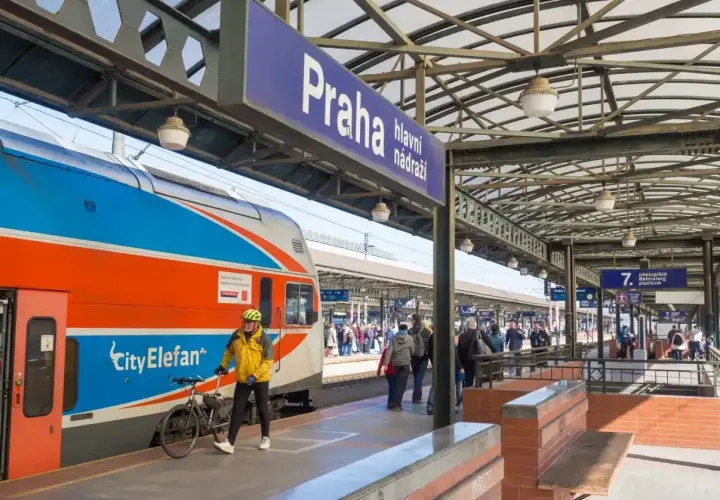 Praga, główny dworzec. Pociąg "City Elefant" czeka na pasażerów. W tle widać ludzi i perony.