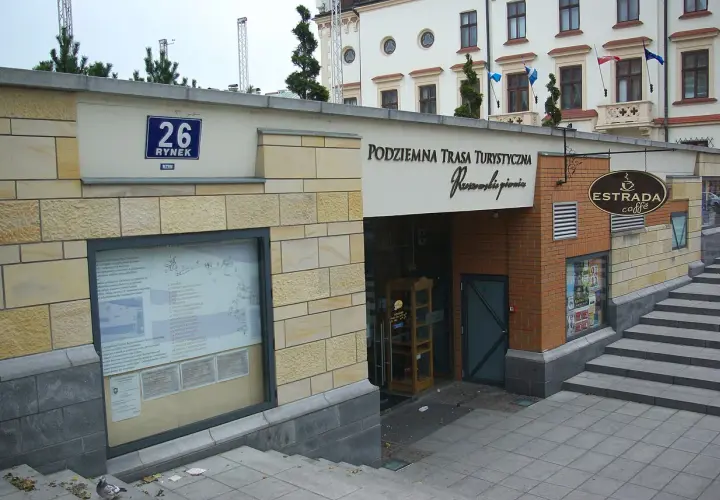Podziemna Trasa Turystyczna w Rzeszowie, Rynek 26. Obok kawiarnia Estrada Caffé.