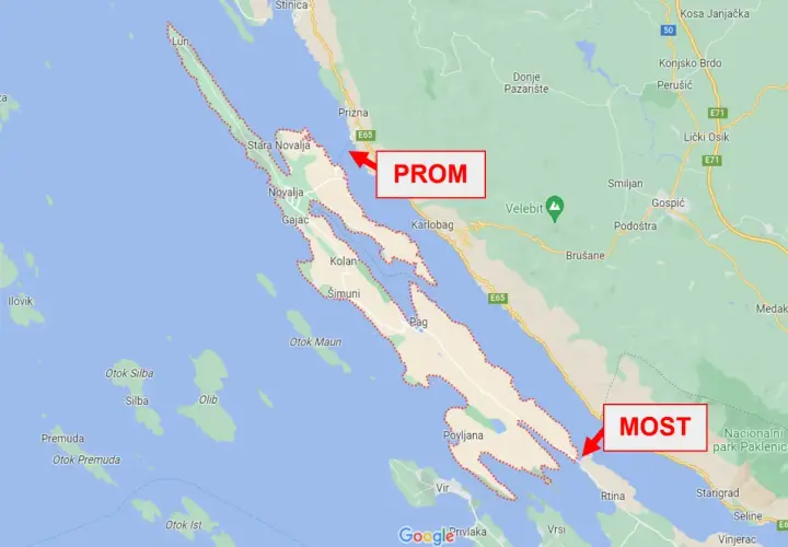 Mapa Chorwacji z zaznaczonymi wyspami Pag i okolicami. Czerwone strzałki wskazują prom i most łączące wyspę z lądem.