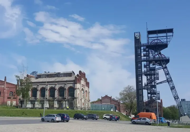 Dawne szyby kopalniane w Katowicach, przypominające o historii górnictwa, kontrastują z nowoczesnymi budynkami. Wrocław też ma swoje ciekawe miejsca.