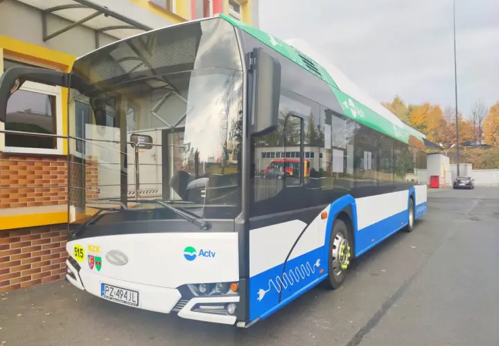 Nowoczesne autobusy elektryczne z napisem Actv i symbolem wtyczki.