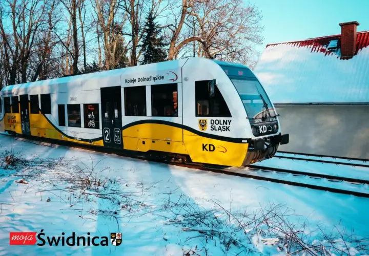 Pociąg Kolei Dolnośląskich na trasie Świdnica-Dzierżoniów, zimowy krajobraz.
