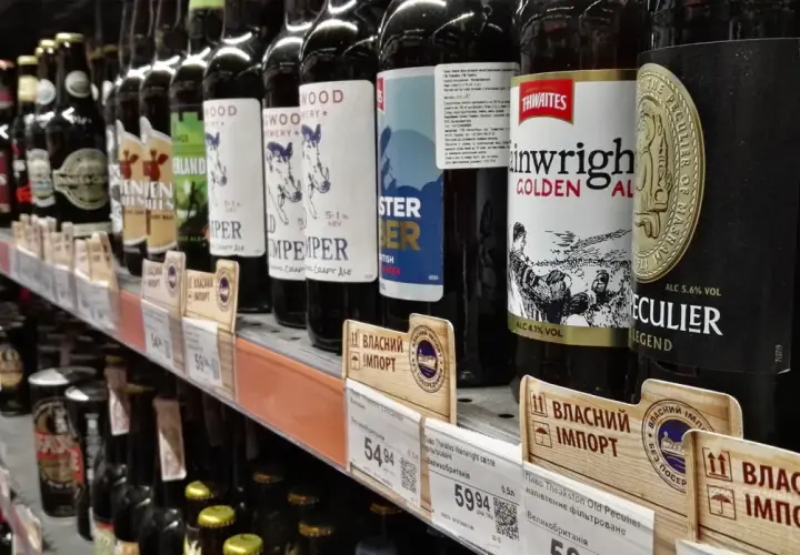 Alkohol z Ukrainy: Ile legalnie wwieziesz do Polski? Uniknij kar!