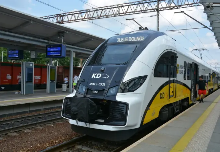 PKP Zielona Góra rozkład jazdy nad morze. Nowoczesny pociąg KD "Dolny Śląsk" czeka na pasażerów.