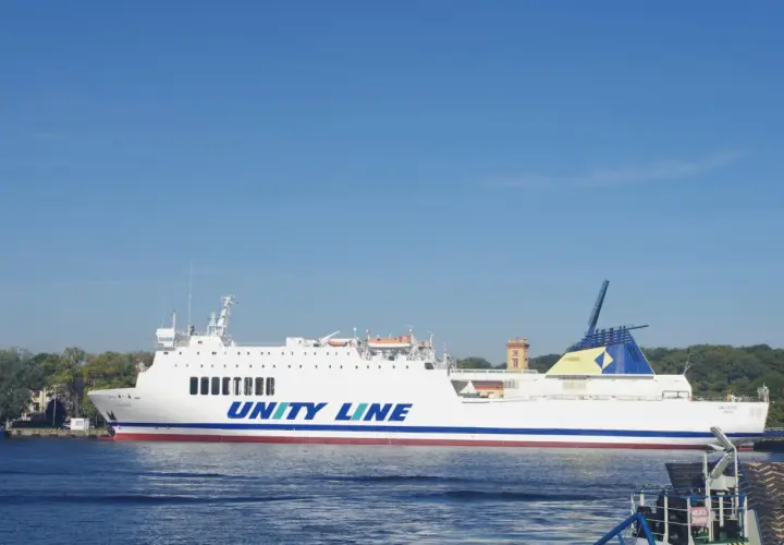 Biały prom Unity Line płynie po wodzie, oferując rejsy statkiem Świnoujście-Międzyzdroje.