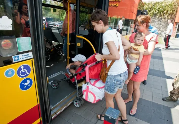 Kobiety z dziećmi wsiadają do autobusu.