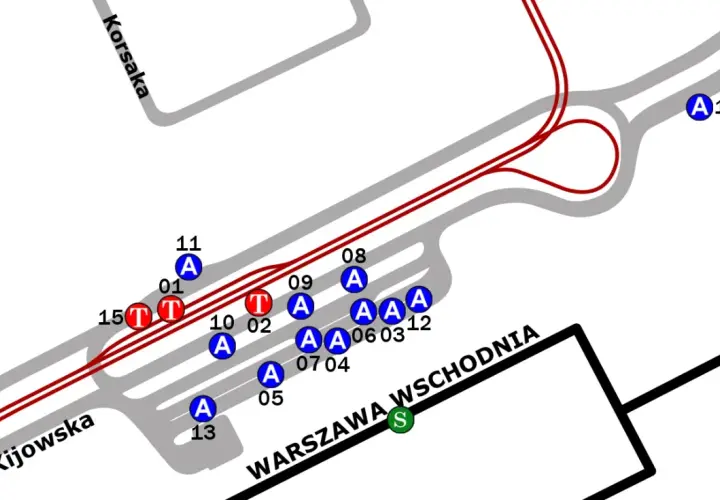 Mapa pokazuje jak dojechać z dworca Wschodniego do szpitala na Szaserów. Znajdują się tu oznaczenia przystanków (A) i (T) oraz nazwy ulic.