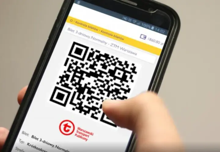 Telefon z wyświetlonym kodem QR biletu ZTM Warszawa. Ułatwia kontrolę biletów w metrze.