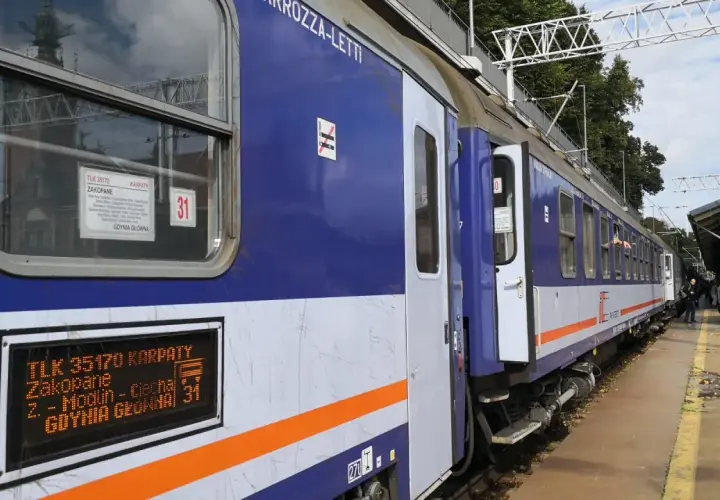 Pociąg TLK 35170 Karpaty z Gdyni Głównej do Zakopanego, wagon 31. Rozkład miejsc widoczny na wyświetlaczu.