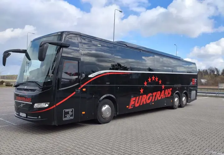 Czarny autokar Eurotrans, gotowy do podróży. Zastanawiasz się, ile się jedzie do Chorwacji autokarem?
