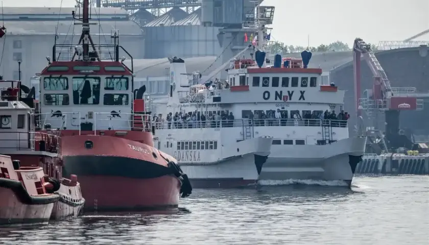 Statek pasażerski "Onyx" i holowniki "Taurus" w porcie w Gdańsku.