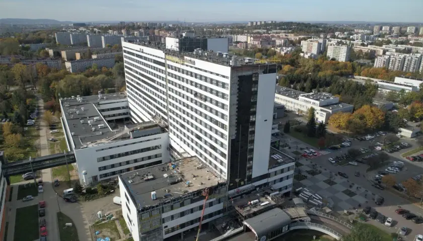 Szpital Rydygiera w Krakowie. Jak dojechać tramwajem? Widok z lotu ptaka na nowoczesny kompleks budynków szpitalnych otoczony zielenią i zabudową miejską.