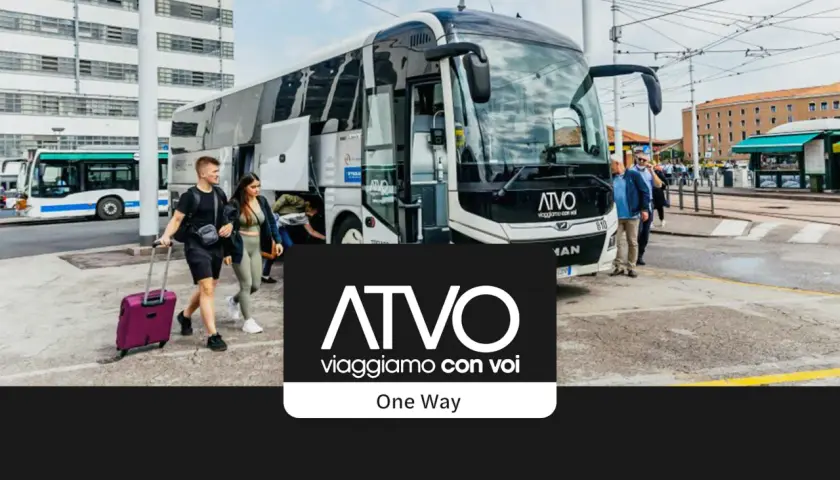 Młoda para z walizką na lotnisku TSF, wsiada do autobusu ATVO.