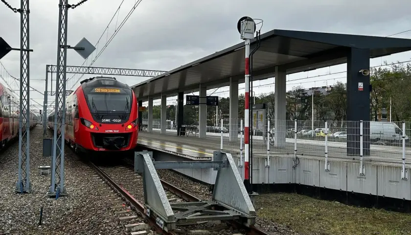Czerwony pociąg na stacji. Planujesz podróż? Sprawdź, jak łatwo dokonać zwrotu biletu Intercity online bez konta.