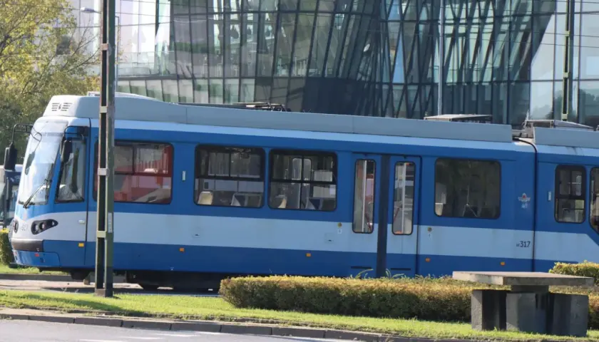 Niebieski tramwaj w Krakowie. Dowiedz się, jak kupić bilet na tramwaj w Krakowie, aby podróżować po mieście.