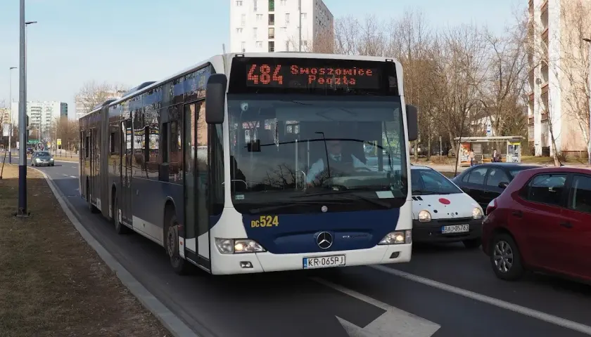 Autobus linii 484 w Krakowie, jadący do Szwoszowic.