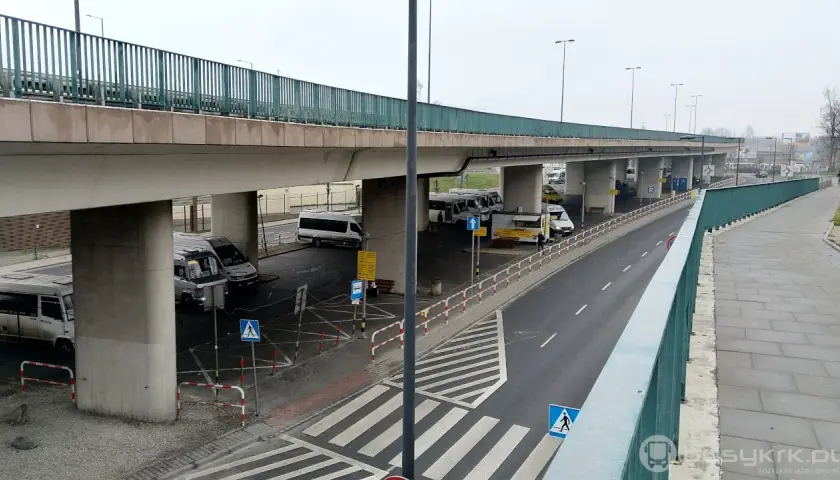 Busy Limanowa-Kraków: Skąd odjeżdżają i jak znaleźć przystanek?
