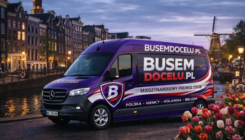 Fioletowy bus "BusemDoCel.pl" na tle Amsterdamu. Międzynarodowy przewóz osób z Polski, Niemiec, Holandii i Belgii.