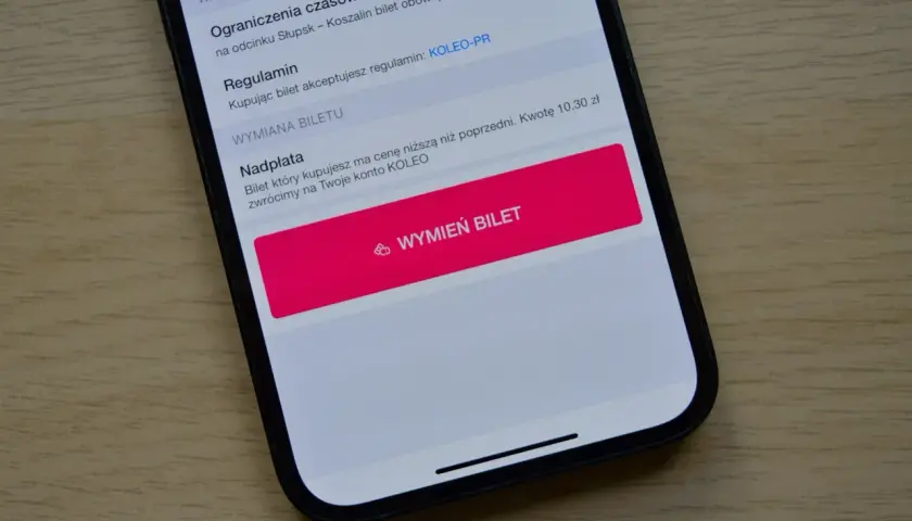 Ekran aplikacji mobilnej pokazujący opcje wymiany biletu PKP. Możesz tu sprawdzić regulamin i nadpłatę, a także kliknąć "Wymień bilet", by dokonać zakupu.