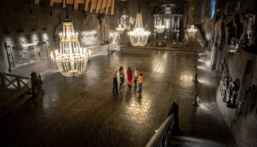 Wielka Sala w Kopalni Soli "Wieliczka", gdzie można kupić bilety, zachwyca kryształowymi żyrandolami i solnymi rzeźbami.