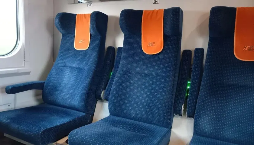 Puste siedzenia w pociągu PKP Intercity, gotowe na podróż z Giżycka do Warszawy.