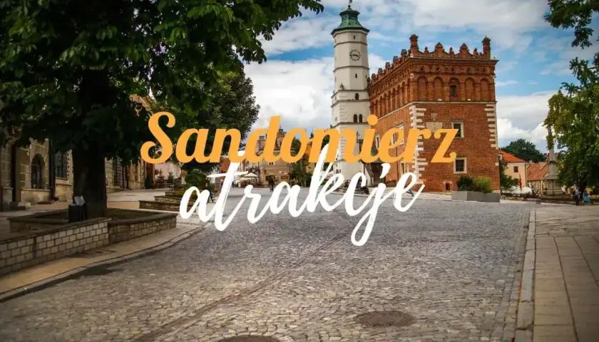 Urokliwy rynek w Sandomierzu, idealny punkt startowy na sandomierz trasę po zabytkach. Widoczny ratusz i kamienice.