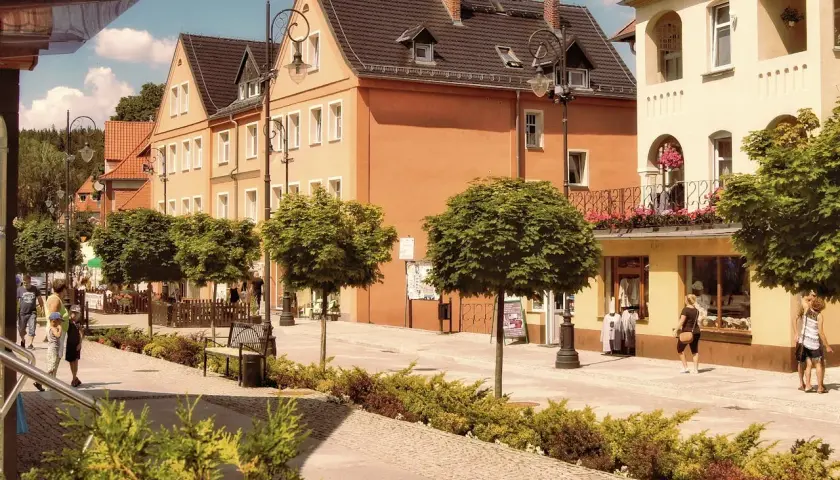 Spacerkiem po urokliwym deptaku w Świeradowie-Zdroju, gdzie kamienice i zielone drzewka tworzą atmosferę jak z Jeleniej Góry.