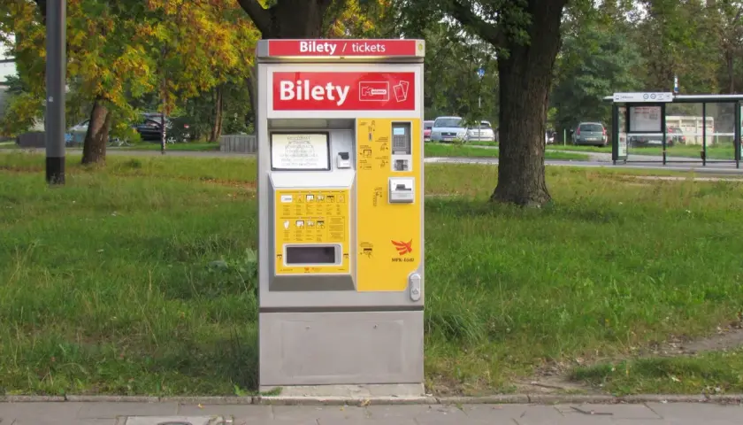 Biletomat MPK Łódź przy przystanku. Kupisz tu bilety na tramwaj i autobus.